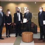 El presidente de las Cortes regionales, Luis Fuentes, recibe a los representantes del Consejo Consultivo