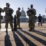 Los miembros de la Guardia Nacional de Michigan y la Policía del Capitolio de EE. UU. vigilan los terrenos del Capitolio