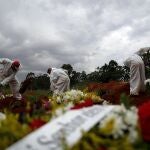 AME9644. SAO PAULO (BRASIL), 04/03/2021.- Personas se encargan de realizar el entierro de una víctima de la covid-19 hoy en el cementerio Viola Formosa en Sao Paulo (Brasil). Brasil, uno de los países más afectados del mundo por la pandemia, registró 1.699 muertes por covid-19 en las últimas 24 horas, lo que equivale a un fallecido cada 50 segundos, según informó este jueves el Gobierno. EFE/Fernando Bizerra Jr