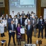 El gerente del centro, Juan Antonio Álvaro de la Parra, junto a parte de su equipo, ayer, al recoger el premio