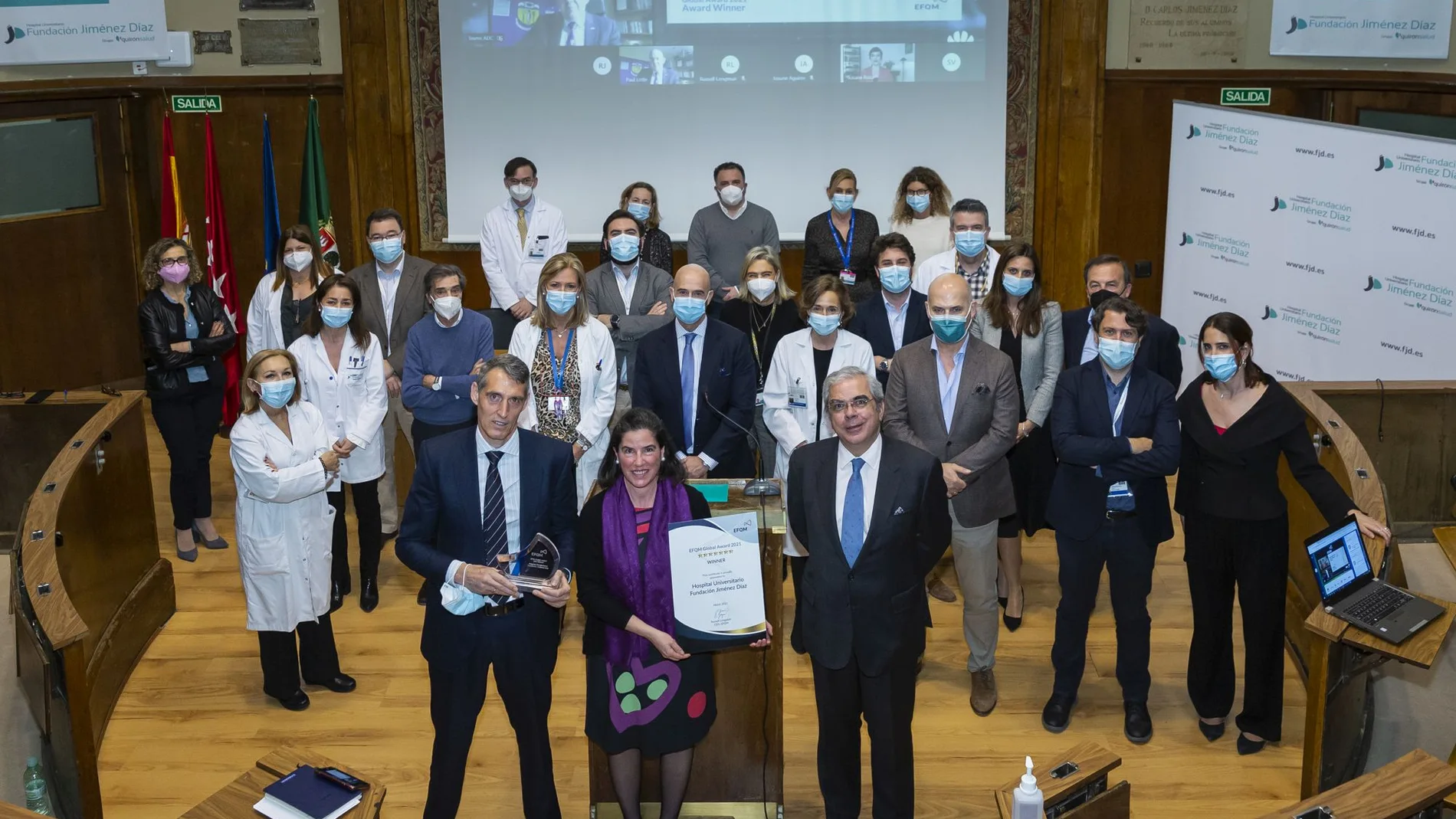 El gerente del centro, Juan Antonio Álvaro de la Parra, junto a parte de su equipo, ayer, al recoger el premio