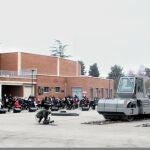 Una apisonadora pasa por encima de varias armas durante un acto de destrucción simbólica de las 1.377 armas del terrorismo de ETA y Grapo en el Colegio de Guardias Jóvenes Duque de Ahumada