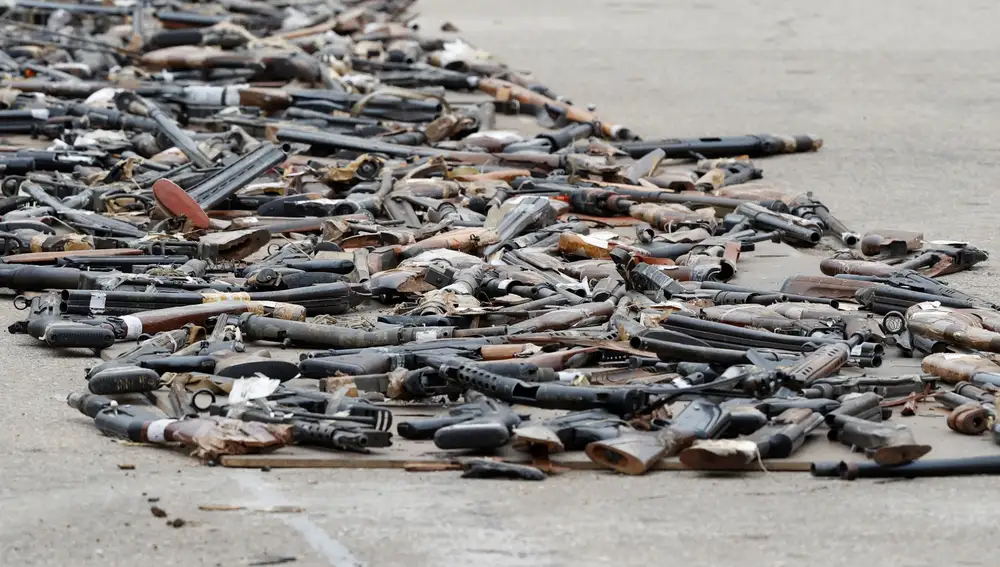 Vista de los de varios centenares de armas incautadas en décadas pasadas a las bandas terroristas ETA y GRAPO antes de ser destruidas durante un acto celebrado en la Academia de la Guardia Civil de Valdemoro