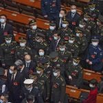 Delegados militares abandonan el salón después de asistir a la sesión inaugural de la Asamblea Popular Nacional de China (APN)