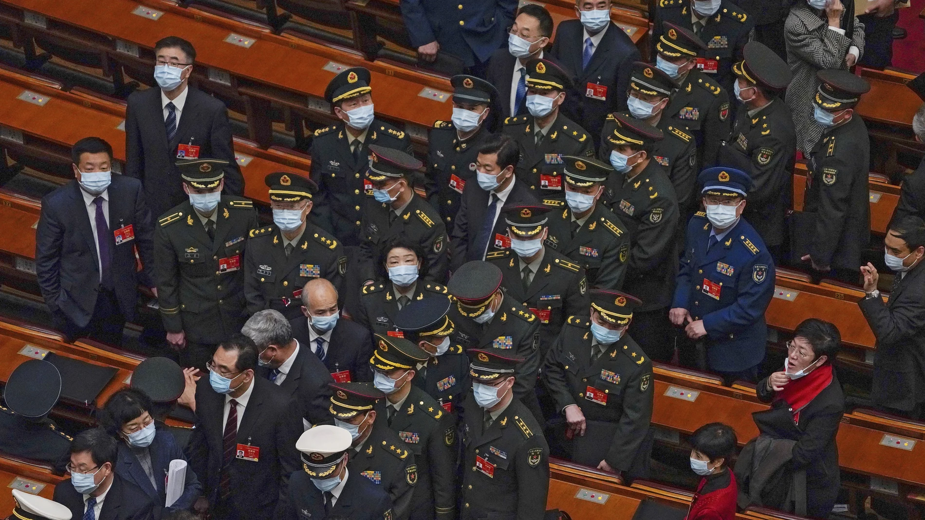 Delegados militares abandonan el salón después de asistir a la sesión inaugural de la Asamblea Popular Nacional de China (APN)