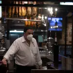 Un camarero en la barra de un bar de Sevilla. María José López / Europa Press05/03/2021