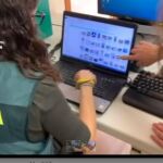 Agentes examinan las imágenes que se incautaron al arretado