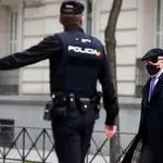 Un policía señala al comisario jubilado José Manuel Villarejo la entrada de la Audiencia Nacional dónde declaró como en dos nuevas piezas separadas del «caso Tándem»