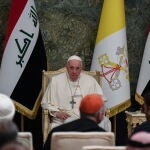 El Papa Francisco, rodeado de autoridades locales, durante la misa ofrecida en Bagdad