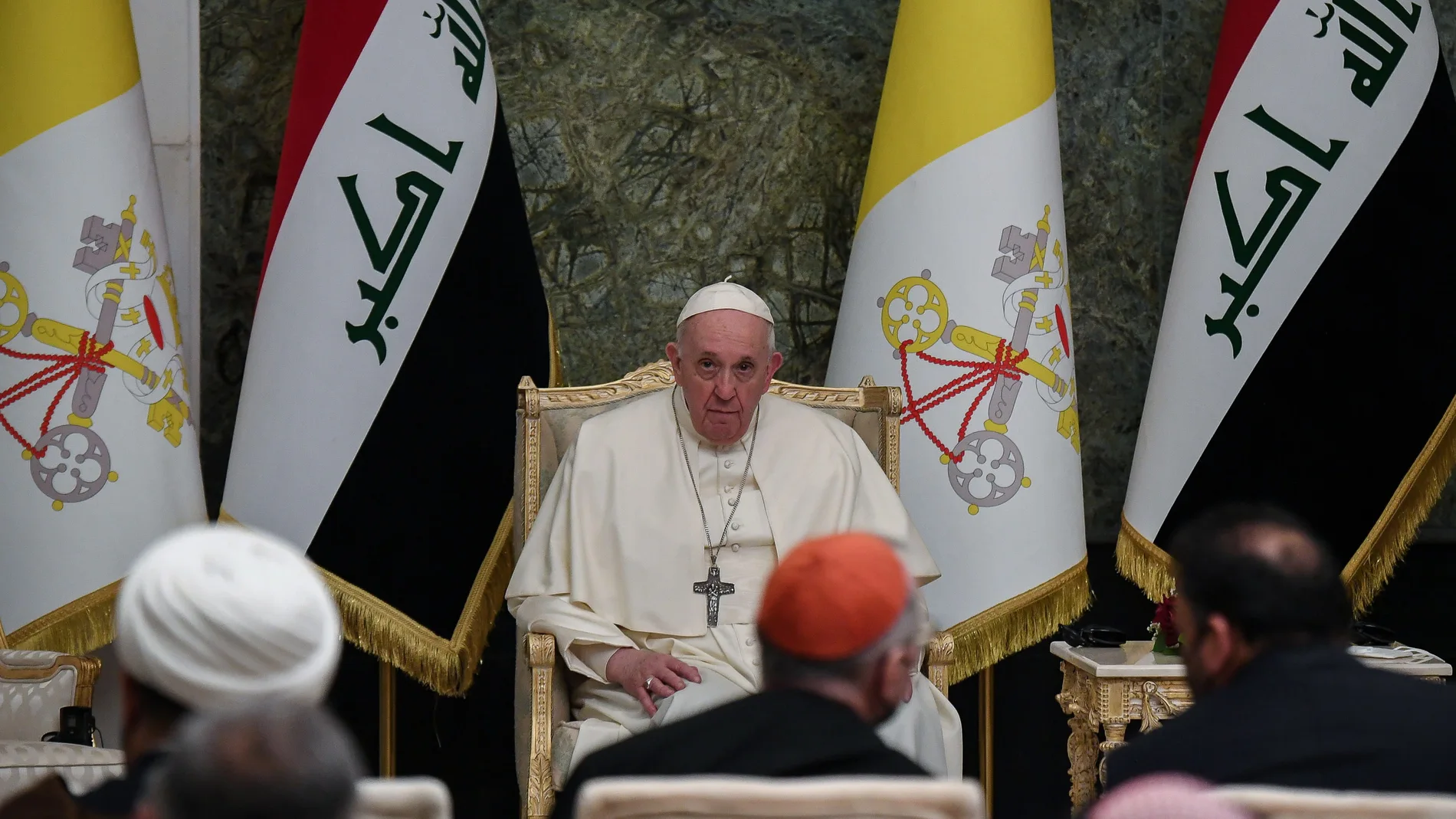 El Papa Francisco, rodeado de autoridades locales, durante la misa ofrecida en Bagdad