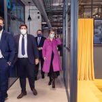 El presidente de Murcia, Fernando López Miras (21) acompañado por la consejera de empresa y portavocía Ana Martínez Vidal (d)