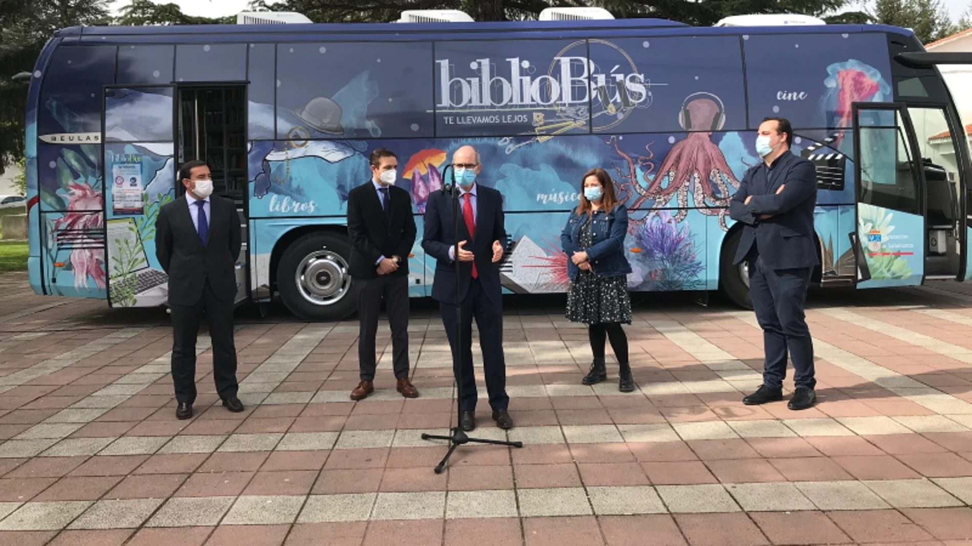 Javier Iglesias presenta el bibliobús junto a Raúl Fernández Sobrino, María Teresa García, David Mingo y Eloy Ruiz presentan el bibliobús
