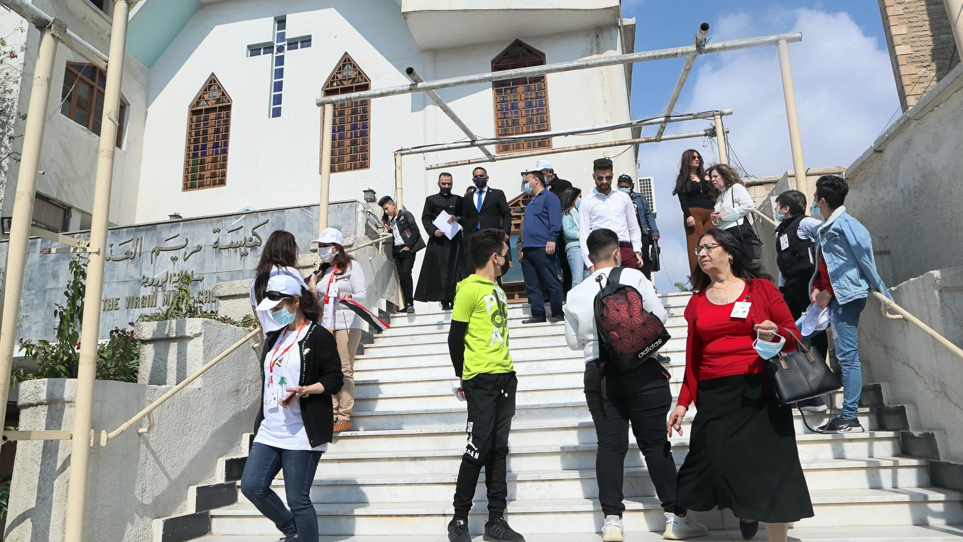 Cristianos iraquíes se reúnen en la Iglesia de la Virgen María en Bagdad antes de la llegada del Papa