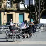 Comensales disfrutan en la terraza de un restaurante en el área sanitaria de Ferrol, A Coruña, Galicia