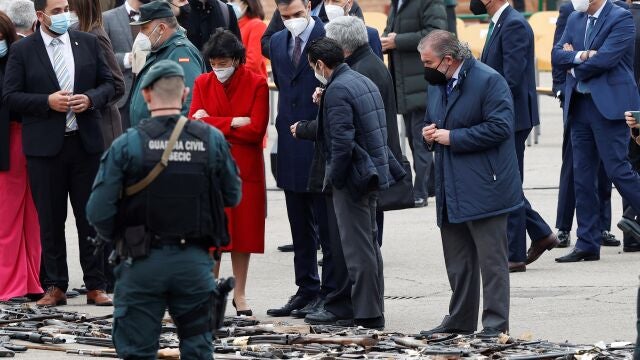 El presidente del Gobierno, Pedro Sánchez (c), el ministro de Interior, Fernando Grande-Marlaska (c-d) y la ministra de Educación, Isabel Celaá (c-i), ayer, observan las armas tras el acto en el que han sido destruidas varios centenares de armas incautadas en décadas pasadas a las bandas terroristas ETA y GRAPO