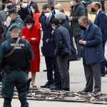 El presidente del Gobierno, Pedro Sánchez (c), el ministro de Interior, Fernando Grande-Marlaska (c-d) y la ministra de Educación, Isabel Celaá (c-i), ayer, observan las armas tras el acto en el que han sido destruidas varios centenares de armas incautadas en décadas pasadas a las bandas terroristas ETA y GRAPO