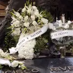 Imagen de los ramos que llevaron Pantoja y Kiko a la tumba de Paquirri