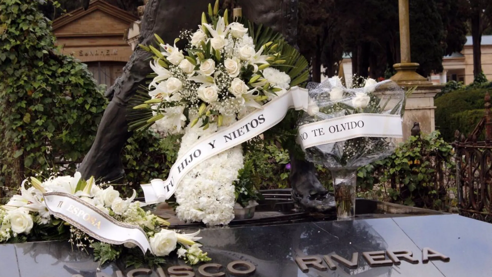 Imagen de los ramos que llevaron Pantoja y Kiko a la tumba de Paquirri