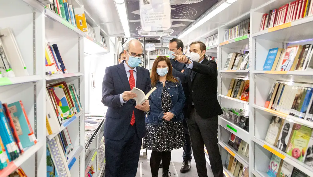 Javier Iglesias, Raúl Fernández Sobrino y María Teresa García visitan el bibliobús