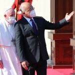 El presidente iraquí Barham Salih recibe a Francisco durante la ceremonia oficial de bienvenida celebrada en el Palacio Presidencial de Bagdad