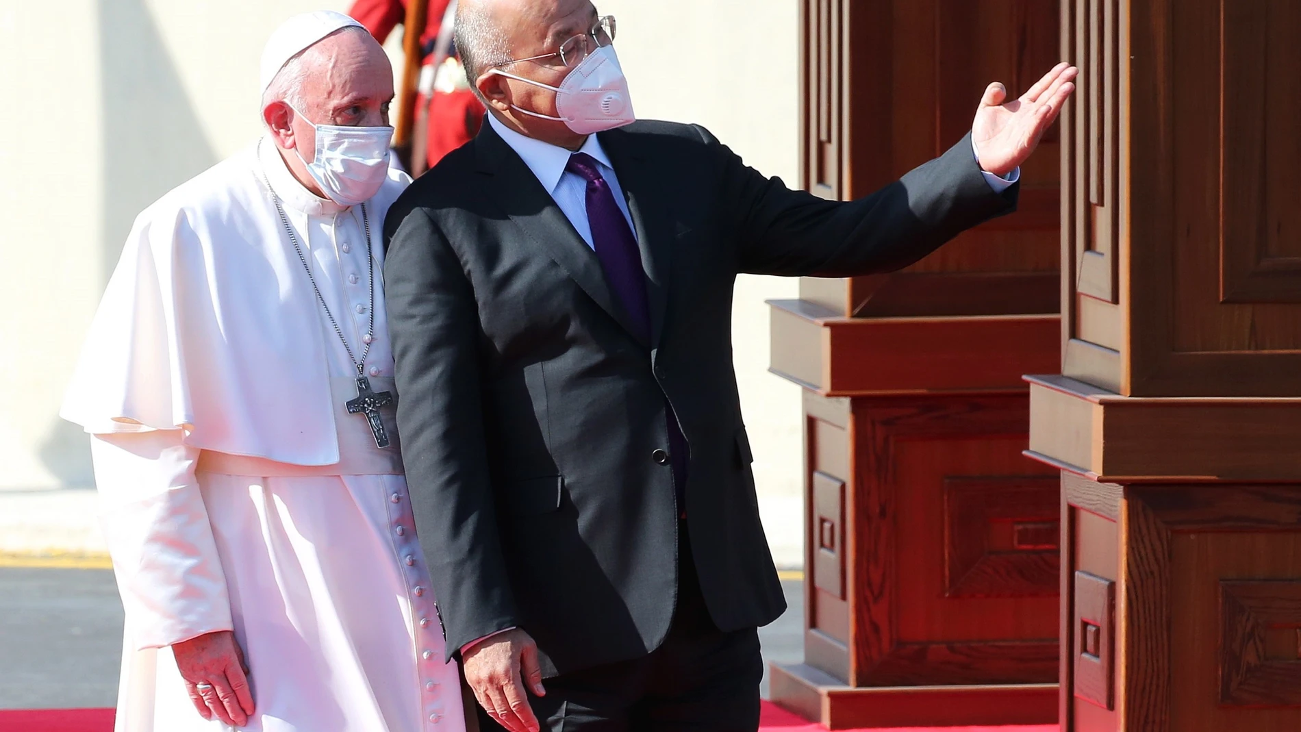 El presidente iraquí Barham Salih recibe a Francisco durante la ceremonia oficial de bienvenida celebrada en el Palacio Presidencial de Bagdad