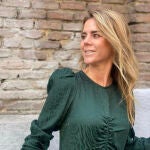 Amelia Bono con vestido y zapatillas.