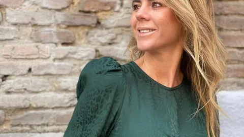 Amelia Bono con vestido y zapatillas.