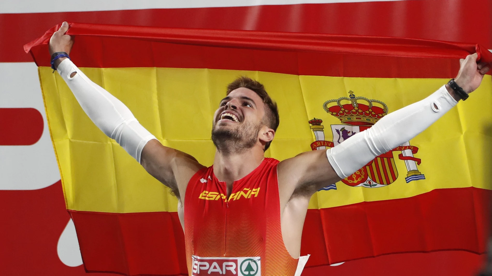 Óscar Husillos celebra su título de campeón de Europa de 400 metros