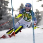 Mikaela Shiffrin, de Estados Unidos, pasa una puerta durante la primera carrera de eslalon femenino en la Copa del Mundo de Esquí Alpino de la FIS en Jasna, Eslovaquia. EFE/EPA/str