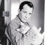 El escritor Jack Kerouac, exponente de la generación Beatm con su gato Tyke