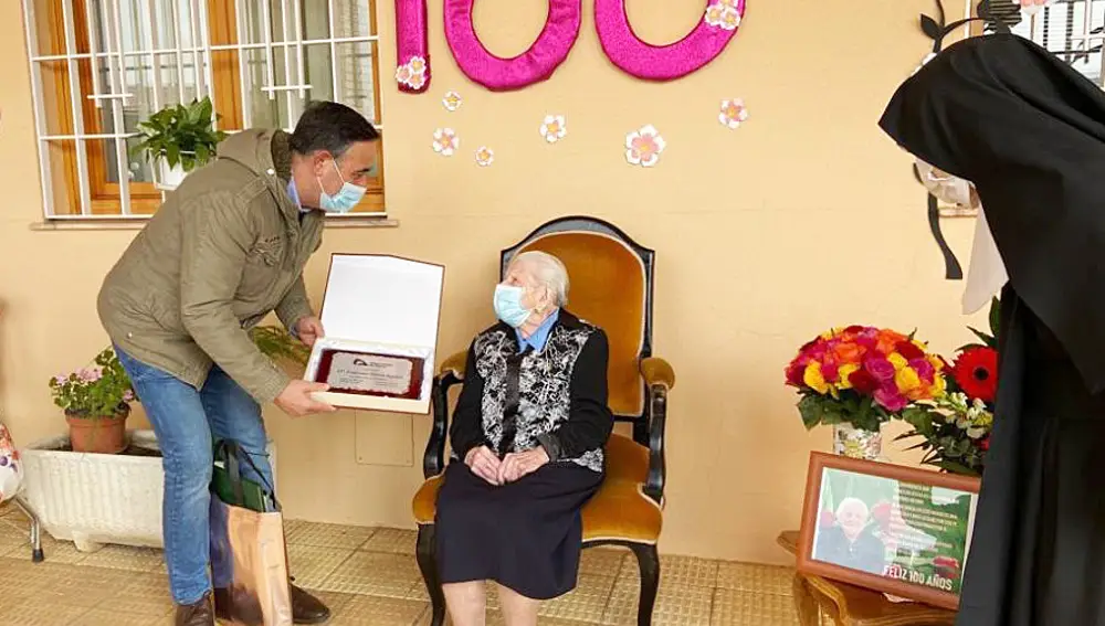 Homenaje a Felicitas Barca, natural de Casillas de Berlanga (Soria), por sus 100 años