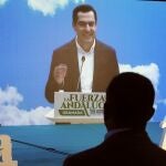 El presidente de la Junta de Andalucía, Juanma Moreno Bonilla participó en la clausura del 15 congreso provincial extraordinario del PP en Granada donde ha salido elegido como nuevo presidente provincial del PP , Francisco Rodriguez. EFE/ Pepe Torres.