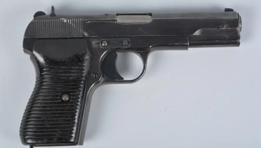 FirebirdJunto con la Astra, de fabricación española pero compradas en Checoslavaquia, fue una de las primeras pistolas de ETA