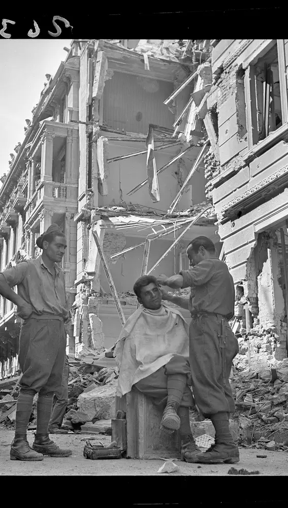 Por el día la gente salía a trabajar en el centro de Milán durante la guerra