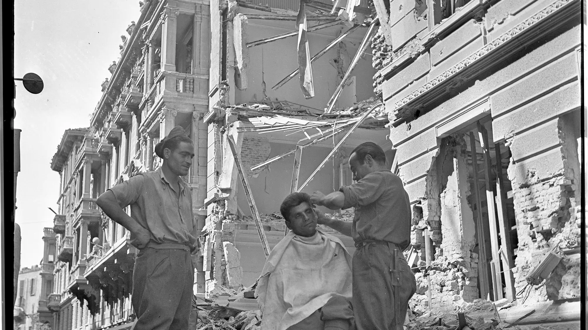 Por el día la gente salía a trabajar en el centro de Milán durante la guerra