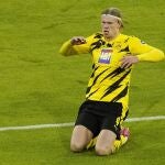 Erling Haaland celebra el primer gol en el clásico entre el Bayern y el Dortmund