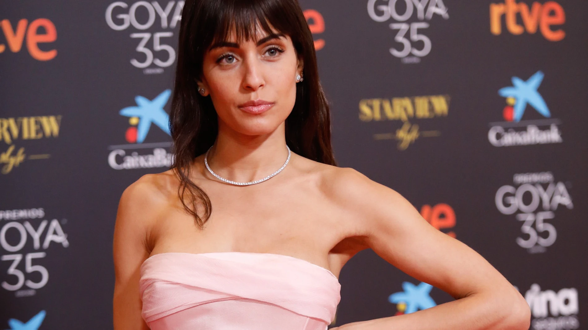 La actriz Hiba Abouk, posa en la alfombra roja en la 35 edición de los Premios Goya. 06/03/2021