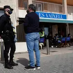 Un agente de la Policía Nacional durante un control a una terraza de un restaurante de Palma de Mallorca (España)