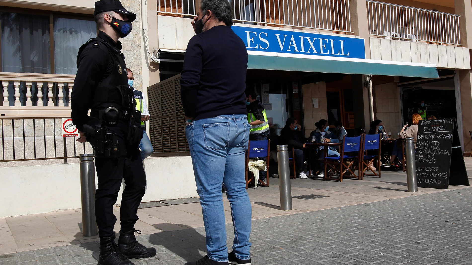 Un agente de la Policía Nacional durante un control a una terraza de un restaurante de Palma de Mallorca (España)