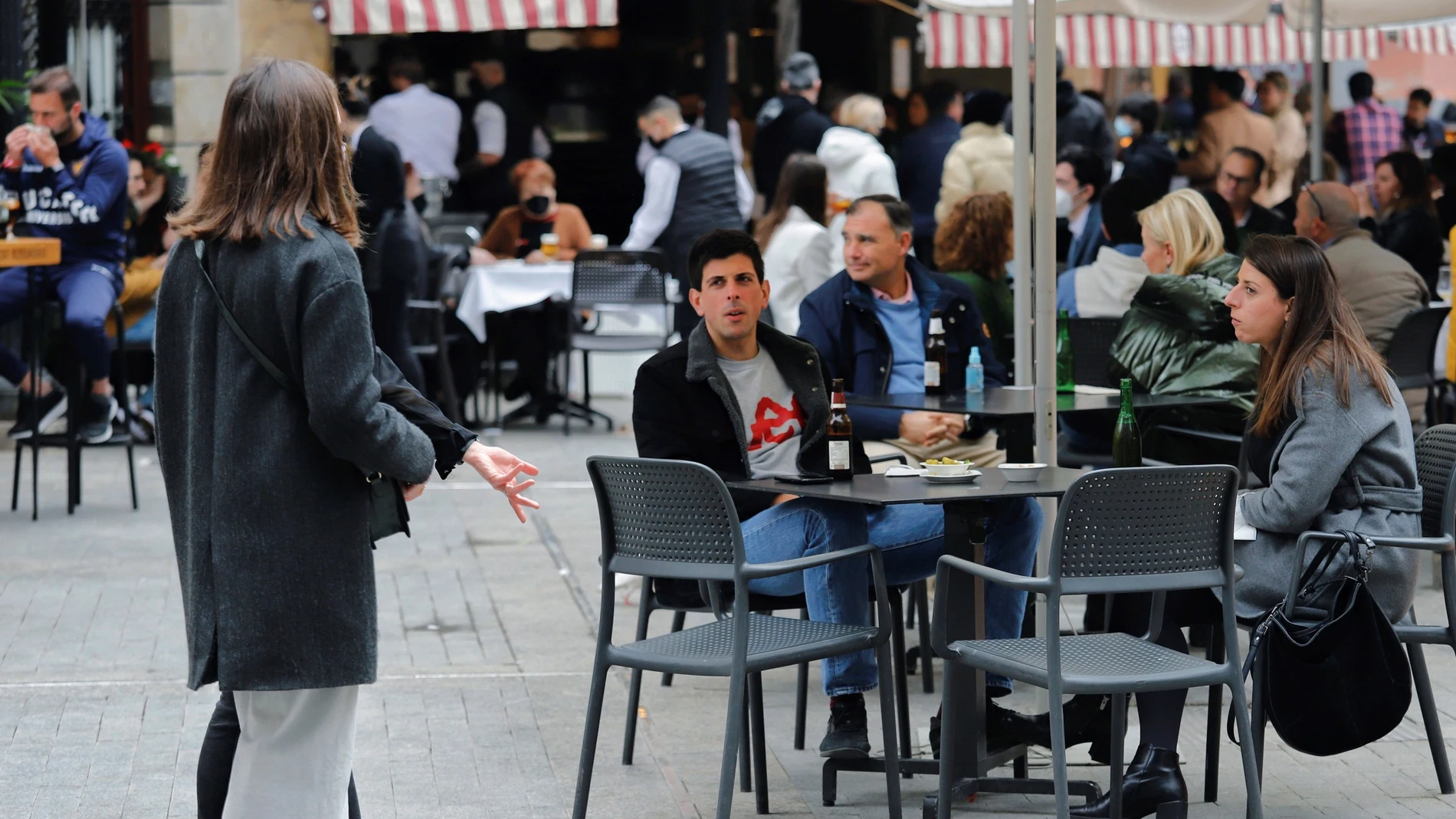 Ambiente este sábado en las terrazas de la plaza de las Flores de la ciudad de Murcia