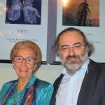 Pilar Fernández Labrador y Alfredo Pérez Alencart, con los libros premiados en 2018