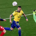 El delantero del Cádiz CF, Negredo lucha por el balón con el defensa del Eibar, Oliveira y con el portero del Eibar Dmitrovic