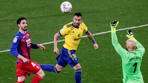 El delantero del Cádiz CF, Negredo lucha por el balón con el defensa del Eibar, Oliveira y con el portero del Eibar Dmitrovic