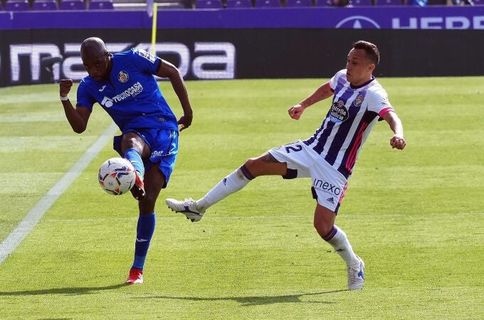 El centrocampista chileno del Real Valladolid, Fabián Ariel Orellana (d) lucha por el balón con el centrocampista francés Allan Romeo Nyom (i) del Getafe durante el partido que ambos equipos disputaron en el Estadio José Zorrilla correspondiente la jornada 26ª de LaLiga en Valladolid. EFE/R. García