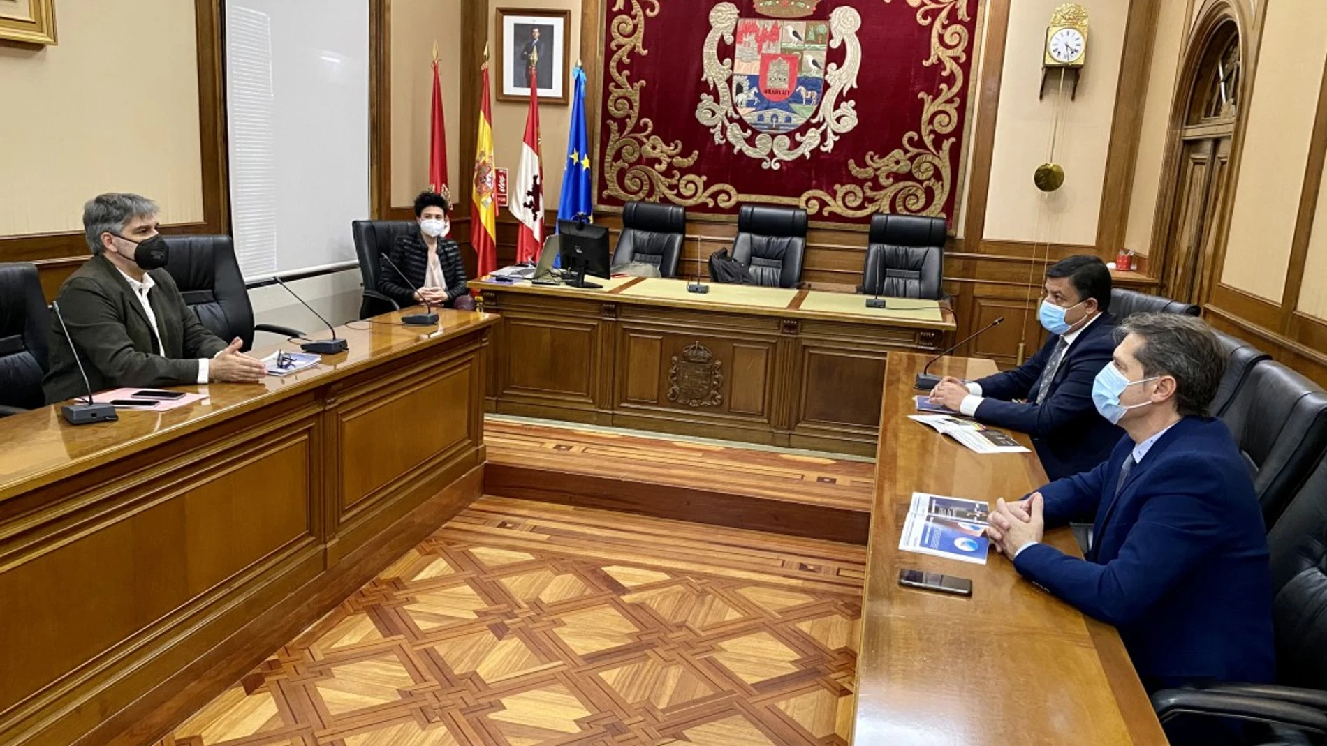 El presidente de la Diputación de Ávila, Carlos García, se reúne con los promotores del proyecto