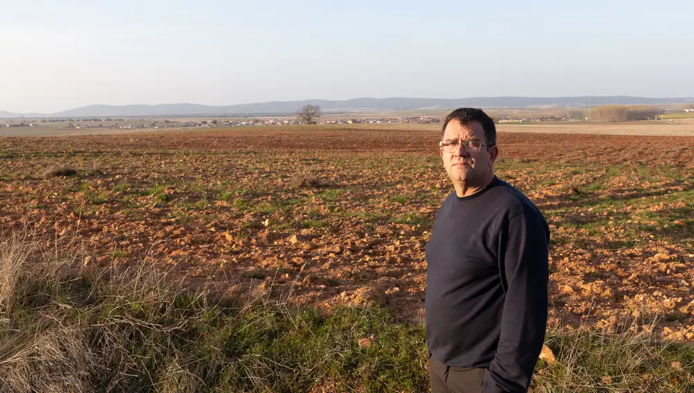 Jesús Ángel Tomas, alcalde de Pozuelo de Tábara, en los terrenos donde se va a instalar un parque solar