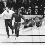 Joe Frazier, instantes después de tumbar a Muhammad Ali en el Madison