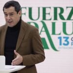 El presidente de la Junta de Andalucía y presidente del PP andaluz, Juanma Moreno, durante su intervención este domingo en el XIII Congreso provincial del PP de Málaga. EFE/Jorge Zapata