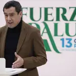 El presidente de la Junta de Andalucía y presidente del PP andaluz, Juanma Moreno, durante su intervención este domingo en el XIII Congreso provincial del PP de Málaga. EFE/Jorge Zapata