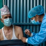 Nepal comienza a vacunar a las personas mayores